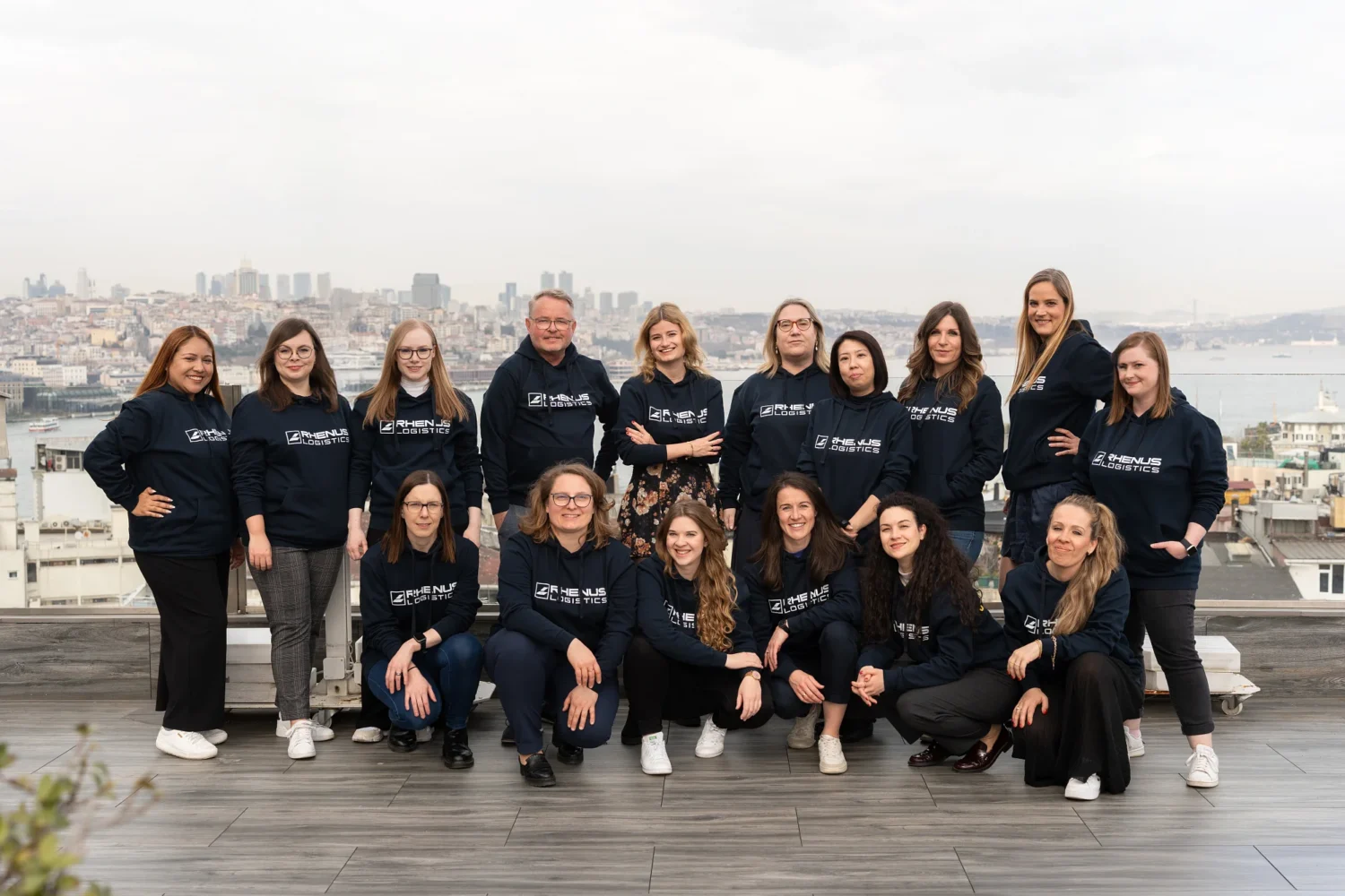 A7409423 Gruppenfoto vor dem Hintergrund der Skyline der Stadt.